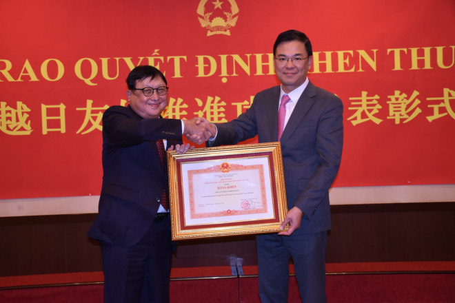 ttxvn trao_bang_khen_cua_thu_tuong_chinh_phu_cho_lanh_dao_hai_tap_doan_nhat_ban1_resize.jpg