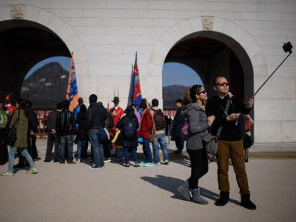 Hàn Quốc: Người bán gậy selfie không được chứng nhận sẽ bị bỏ tù ảnh 1