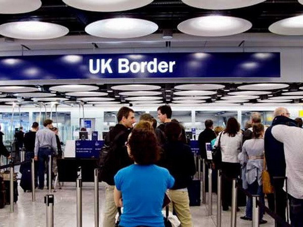 Số người nhập cư vào Vương quốc Anh tiếp tục tăng mạnh ảnh 1