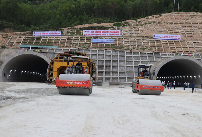 ttxvn cao_toc_quang_ngai_–_hoai_nhon_tang_toc_tham_nhua2.jpg