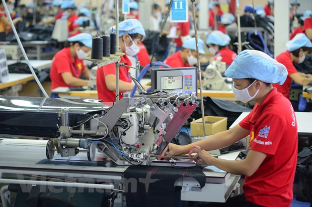Nhân viên Tổng Công ty May 10 sản xuất đơn hàng. (Ảnh: Đức Duy/Vietnam+) Phát triển công nghiệp hỗ trợ: Cần thêm chính sách "luật hóa" ảnh 2