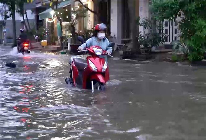 Triều cường đạt đỉnh 1,7m, nhiều tuyến đường TP.HCM ngập nặng ảnh 1