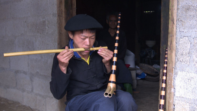 Anh Mua Mí Tủa tại thôn Tìa Súng, xã Sủng Trái (Đồng Văn, Hà Giang) là người làm khèn trẻ tuổi nhất thôn. (Ảnh: Nguyễn Chiến/TTXVN) Nỗ lực bảo tồn cây khèn Mông trên cao nguyên đá Hà Giang ảnh 3