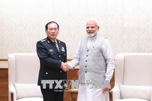 Thủ tướng Ấn Độ Narendra Modi (phải) và Ủy viên Quốc vụ, Bộ trưởng Quốc phòng Trung Quốc Ngụy Phụng Hòa trong cuộc gặp tại New Delhi ngày 21/8. (Ảnh: THX/TTXVN) Ấn Độ, Trung Quốc đàm phán thiết lập đường dây nóng quốc phòng ảnh 1