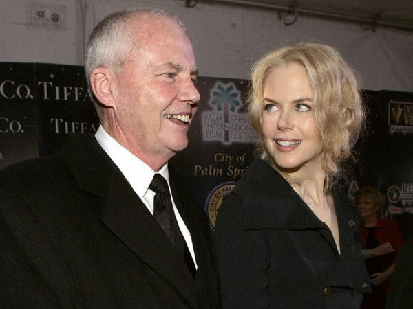 Nicole Kidman suy sụp sau cái chết bí ẩn của cha ở Singapore ảnh 1