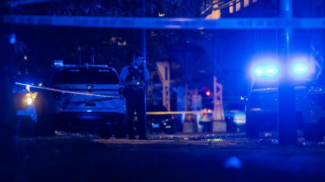 Cảnh sát tại hiện trường vụ xả súng. (Nguồn: nbcchicago.com) Mỹ: Lại xảy ra xả súng tại Tây Chicago, nhiều người trúng đạn ảnh 1