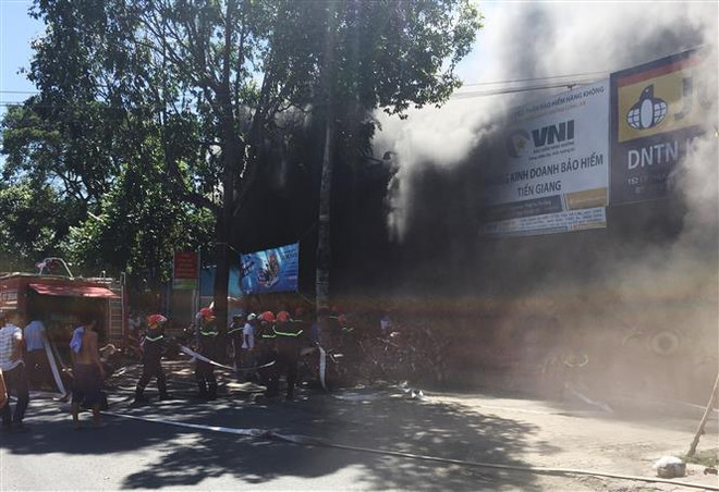 Tiền Giang: Cửa hàng xe máy bốc cháy giữa trưa, nhiều tài sản cháy rụi ảnh 1