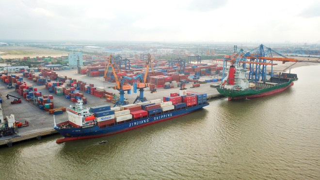 Cảng biển được xác định là một mũi quan trọng đóng vai trò dẫn dắt, lan tỏa phát triển kinh tế-xã hội của địa phương. (Ảnh: CTV/Vietnam+) Vận tải và hàng hóa qua cảng biển vẫn giữ đà tăng dù có COVID-19 ảnh 1