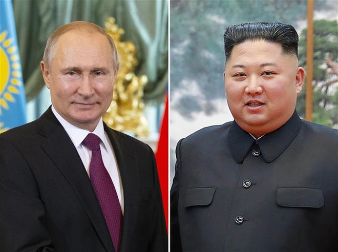 Tổng thống Nga Vladimir Putin (trái) và nhà lãnh đạo Triều Tiên Kim Jong-un (phải). (Ảnh: AFP/TTXVN) Tổng thống Nga sẽ gặp nhà lãnh đạo Triều Tiên vào sáng 25/4 ảnh 1