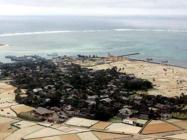 Tặng quà và khám bệnh miễn phí cho người dân Lý Sơn ảnh 1