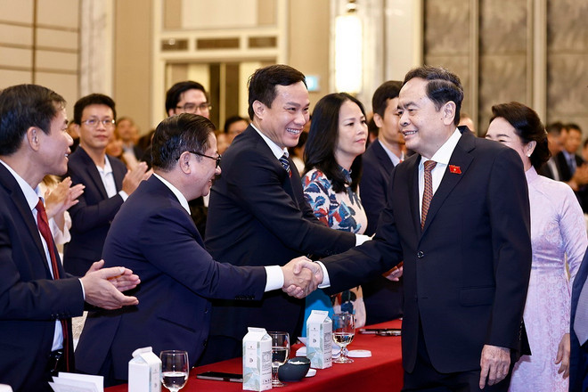 TTXVN_0112 Chu tich Quoc hoi kieu bao Singapore (3).jpg