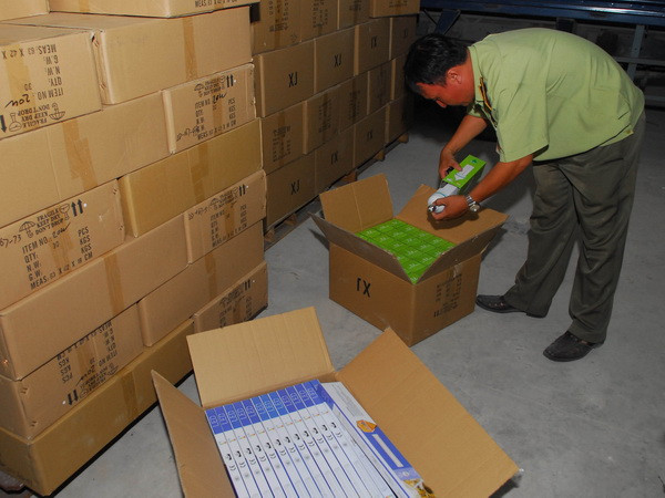 Phát hiện kho hàng chứa hàng chục nghìn bóng đèn led nhập lậu ảnh 1