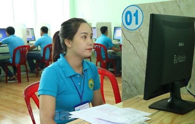 Thí sinh thi lý thuyết sát hạch lái xe. (Ảnh: Ngọc Minh/TTXVN) Lùi thời gian giám sát học lý thuyết lái xe ôtô bằng vân tay ảnh 1
