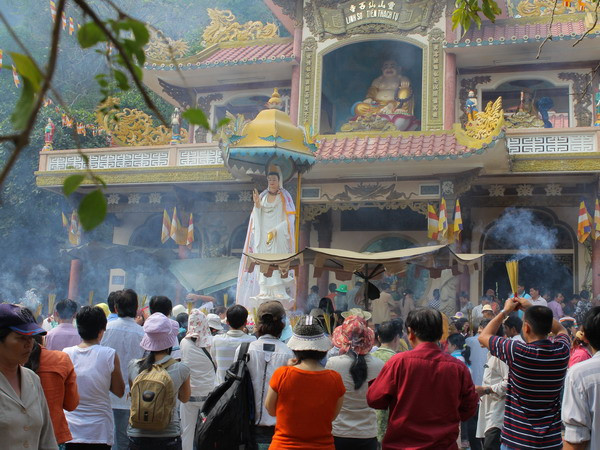 Hàng chục nghìn người dân dự lễ khai mạc hội xuân núi Bà Đen ảnh 1