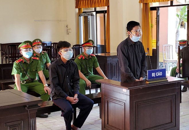 30 tháng tù giam cho hai đối tượng 'thông chốt,' đánh công an ảnh 1