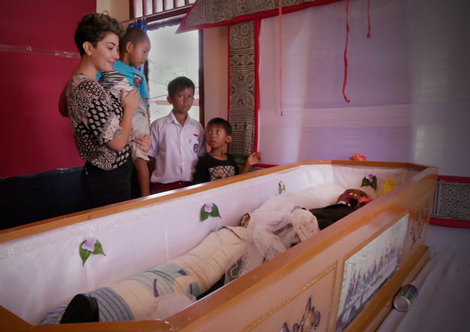 Sống cùng người chết - tập tục kỳ lạ của người Torajan ở Indonesia ảnh 1