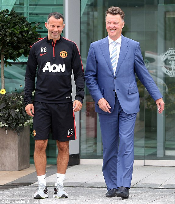 Vừa đến Old Trafford, Van Gaal đã gây sốc với "danh sách đen" ảnh 3