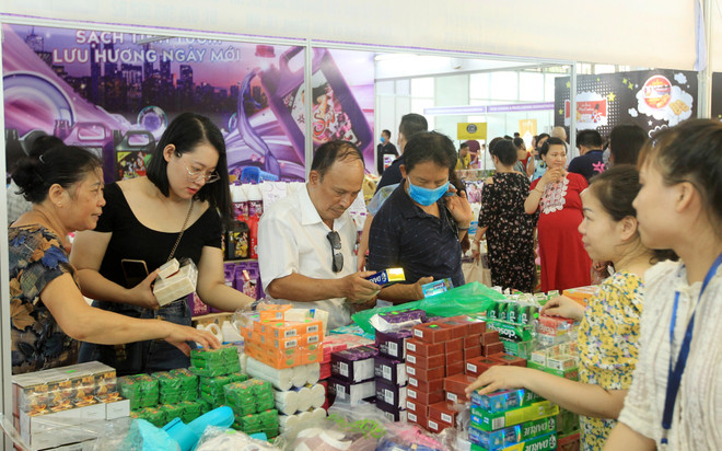 Khách mua sắm tại hội chợ. (Ảnh: An Đăng/TTXVN) Khai mạc Tuần lễ sản phẩm Thái Lan 2020 tại Hải Phòng ảnh 1