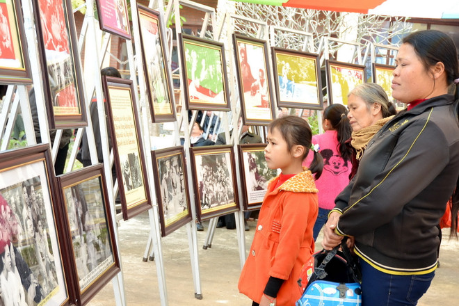 Khai mạc triển lãm ảnh, tranh sơn dầu “Bác Hồ với Thái Nguyên” ảnh 1