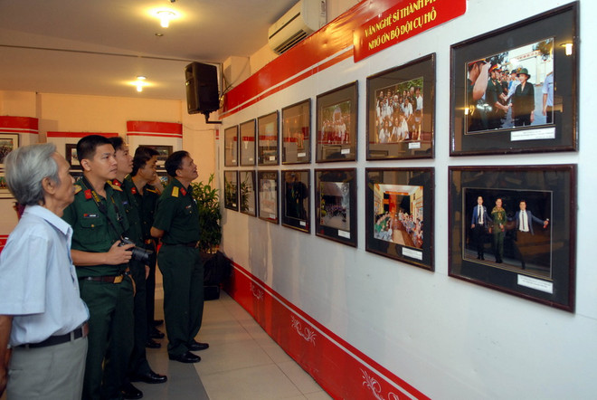 Triển lãm chuyên đề “Quân đội anh hùng - Truyền thống vẻ vang” ảnh 1