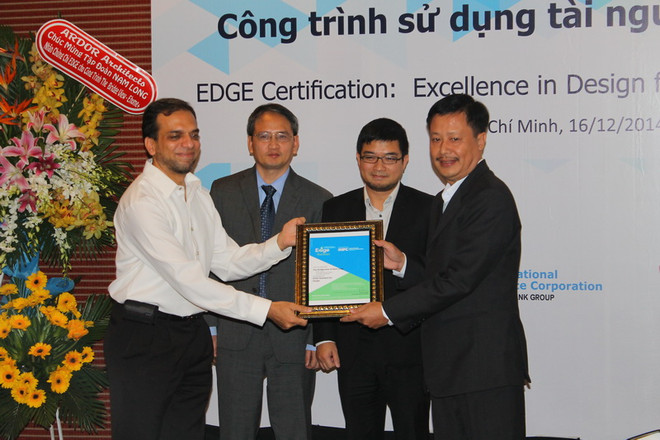 Trao Chứng chỉ EDGE cho hai dự án. (Ảnh: Trần Xuân Tình/Vietnam+) Trao chứng chỉ EDGE đầu tiên tại Việt Nam cho 2 công trình ảnh 1