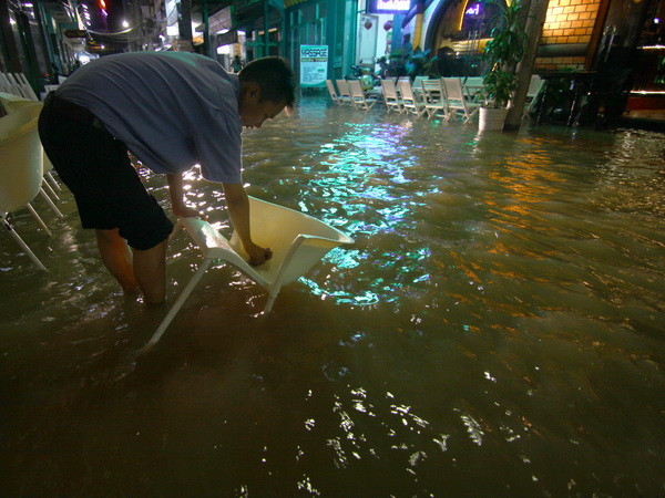 Phú Yên: Triều cường đánh sập, uy hiếp nhiều nhà dân xóm Rớ ảnh 1