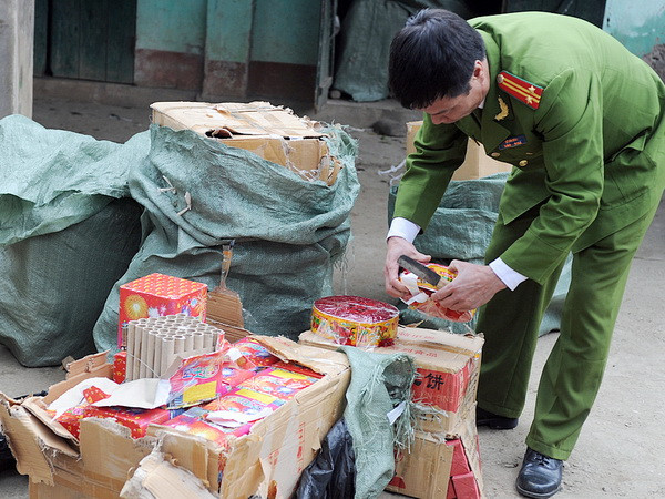 Quảng Ninh: Bắt quả tang vụ vận chuyển trái phép 17kg pháo ảnh 1