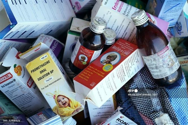 Siro ho thu giữ tại Banjul, Gambia ngày 6/10/2022. (Ảnh: AFP/TTXVN) Indonesia cấm các nguyên liệu siro ho liên quan trẻ tử vong tại Gambia ảnh 1