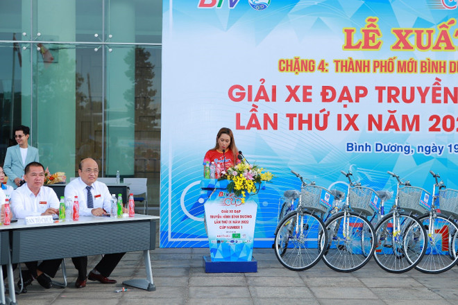 Đại diện Tập đoàn Tân Hiệp Phát và Nhãn hàng Number 1 phát biểu tại buổi bế mạc trao giải. Gay cấn chặng đua cuối Giải xe đạp TH Bình Dương Cúp Number 1 ảnh 4