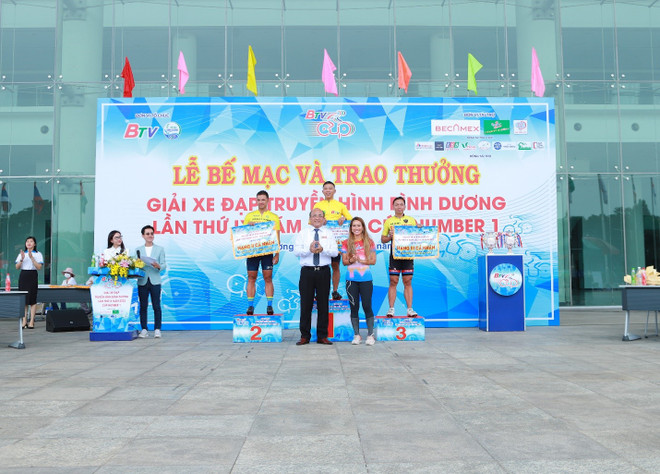 Đại diện Nhãn hàng Number 1 cùng ban tổ chức trao giải cho những tay đua giành chiến thắng. Gay cấn chặng đua cuối Giải xe đạp TH Bình Dương Cúp Number 1 ảnh 2
