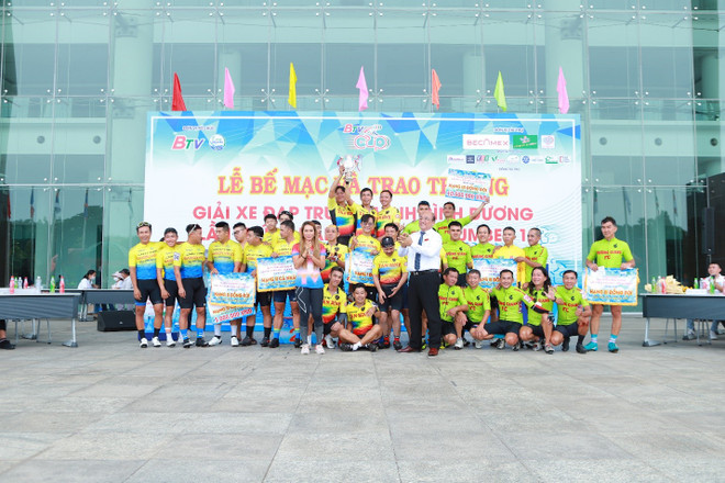 Nhiều cá nhân và đội nhóm giành chiến thắng với thành tích thi đấu nổi bật. Gay cấn chặng đua cuối Giải xe đạp TH Bình Dương Cúp Number 1 ảnh 3