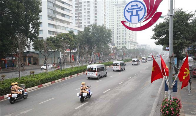 Hà Nội: Xử lý nghiêm người phóng xe máy theo đoàn xe ưu tiên ảnh 1