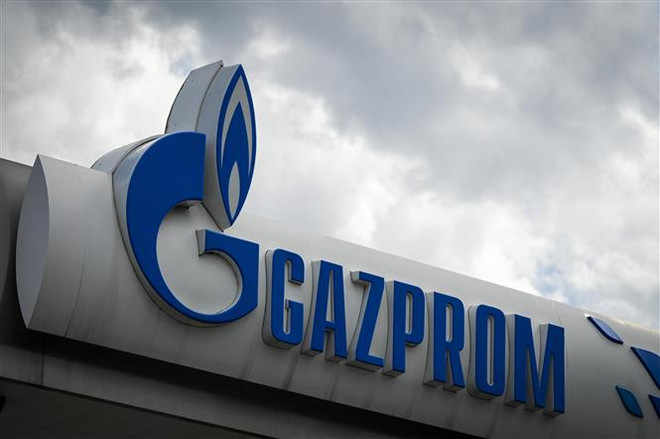 Biểu tượng Tập đoàn khí đốt Gazprom của Nga. (Ảnh: AFP/TTXVN) Nga ngừng bơm khí đốt qua đường ống Dòng chảy Thổ Nhĩ Kỳ trong 1 tuần ảnh 1