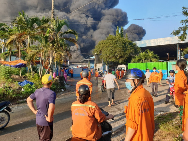Bình Dương: Cháy ở công ty môi trường, khu dân cư chìm trong khói đen ảnh 1