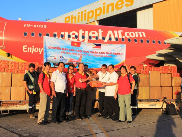 Chuyến bay cứu trợ của VietjetAir đã tới Philippines ảnh 1