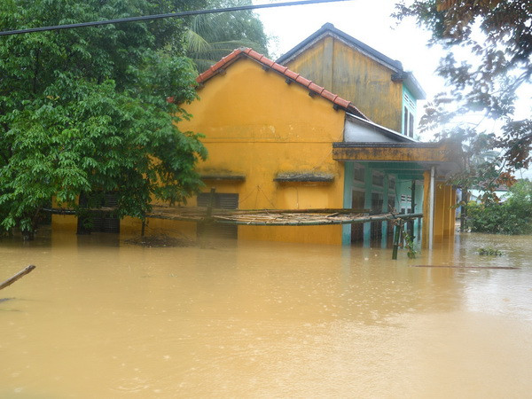 Nhiều xã tại Đà Nẵng vẫn bị chia cắt, nước ngập sâu sau bão ảnh 1