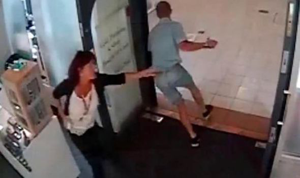 Tên trộm bảnh bao ăn cắp đồng hồ Rolex gần 300 triệu đồng ảnh 1