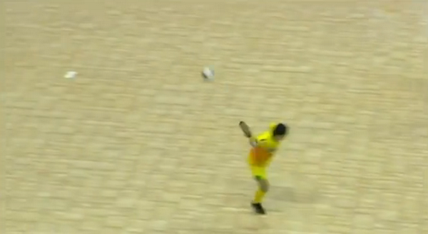 Pha đánh gót ghi bàn không tưởng khiến thủ môn bàng hoàng ảnh 1