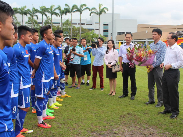 Đại sứ Việt Nam tại Singapore thăm hỏi, động viên cầu thủ U23 ảnh 1