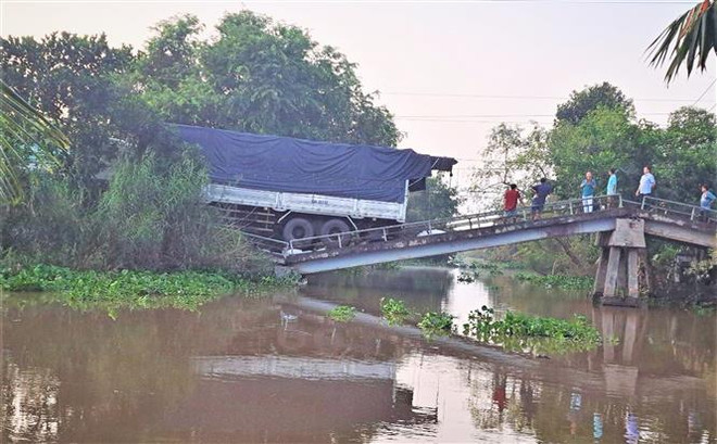 Đồng Tháp: Xe chở 15 tấn gạo làm sập cầu Xẻo Quýt ảnh 1