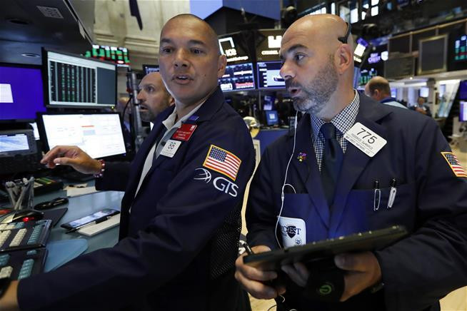 S&P 500 và Nasdaq đã đóng phiên ở mức cao kỷ lục. (Nguồn: AP) Thị trường chứng khoán Mỹ lập kỷ lục trong phiên cuối tuần ảnh 1