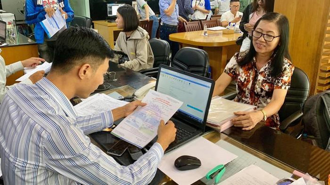 Bà Đào Thị Thư làm thủ tục đăng ký xét tuyển tại Trường Đại học Văn Hiến. (Nguồn: SGGP) Thí sinh 63 tuổi trúng tuyển ngành Piano của trường Đại học Văn Hiến ảnh 1