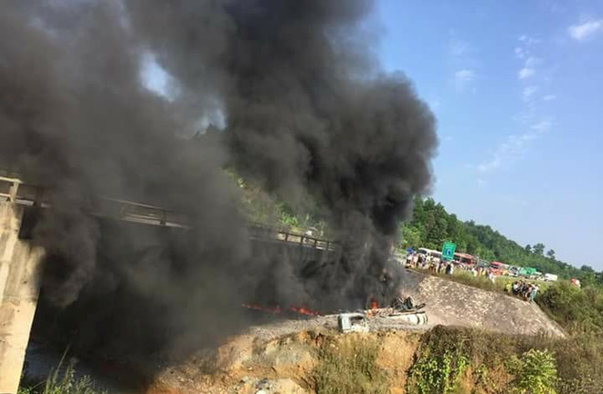 Xe chở xăng bốc cháy dữ dội trên đường cao tốc Nội Bài-Lào Cai ảnh 1