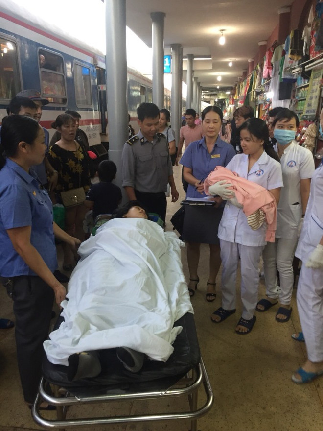 Nhân viên đường sắt đỡ đẻ cho sản phụ khi tàu leo đèo Hải Vân ảnh 2