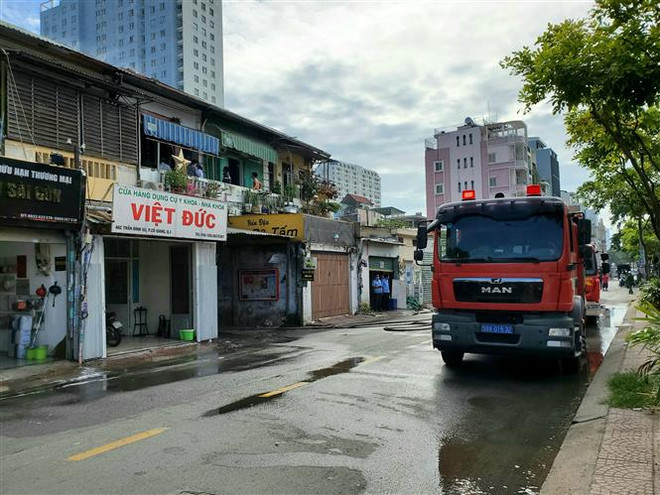 TP.HCM: Cháy lớn tại chung cư cũ, 2 người may mắn thoát nạn ảnh 1