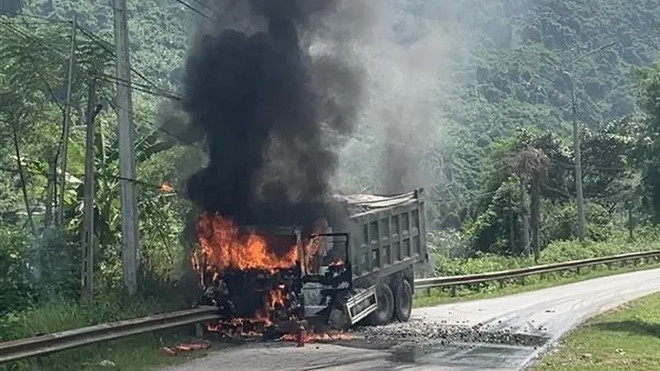 Lai Châu: Xe tải chở đá bốc cháy dữ dội khi đâm vào tatuy đường ảnh 1