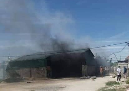 Kịp thời dập tắt vụ cháy tại xưởng sản xuất lưới thép B40 ảnh 1