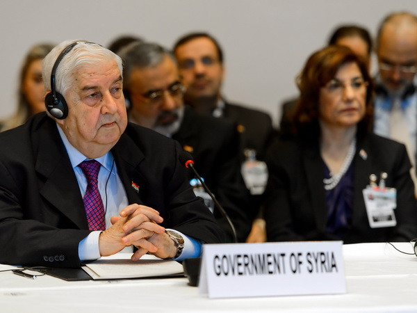 Ngoại trưởng Syria Walid Muallem (trái) tham dự Hội nghị. (Nguồn: AFP/TTXVN) Mỹ không muốn Assad tham gia chính phủ chuyển tiếp ảnh 1