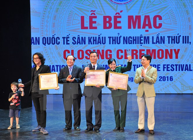 Ban Tổ chức trao huy chương Vàng cho ba vở diễn xuất sắc nhất thuộc về Nhà hát Kịch Việt Nam, đoàn Trung Quốc và đoàn Nhật Bản. (Ảnh: Minh Đức/TTXVN) Sự kiện trong nước 14-20/11: "Giấy thông hành" cho gỗ Việt Nam vào EU ảnh 9