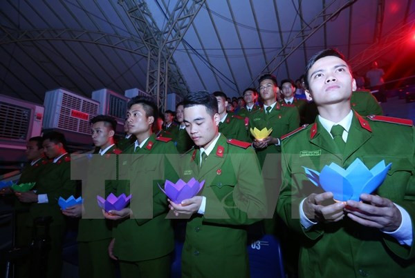 Ngọn đèn hoa đăng được thắp lên để tưởng nhớ những người đã mất vì tai nạn giao thông. (Ảnh: Huy Hùng/TTXVN) Sự kiện trong nước 14-20/11: "Giấy thông hành" cho gỗ Việt Nam vào EU ảnh 8
